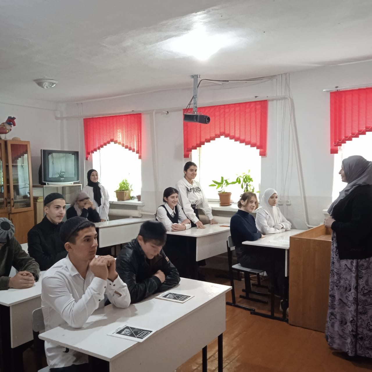 Урок с учащимися 8-9 классов на тему: &amp;quot;Терроризм и безопасность человека&amp;quot; провела Торшхоева Р. М.  С целью расширить представление детей о терроризме и экстремизме как о глобальной проблеме.