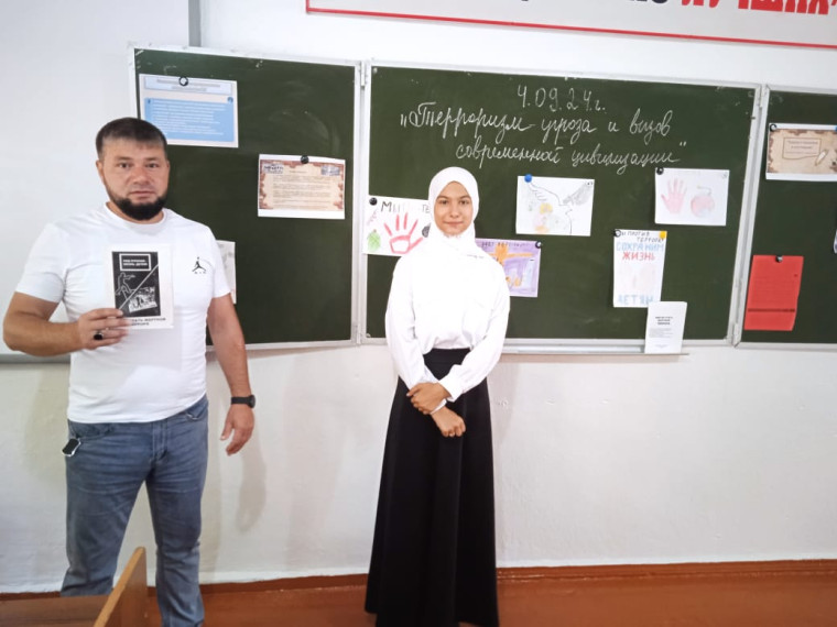 С целью активизировать мыслительную деятельность учащихся в усвоении роли терроризма в современной жизни общества и определить меру опасности для жизни человека с учащимися 8 класса провела открытый урок Дударова А. И..
